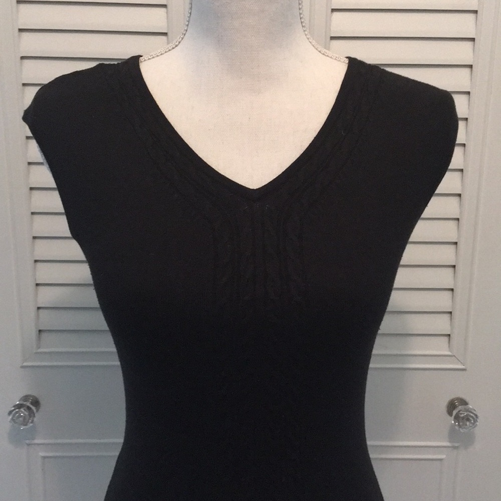 ⭐️5/$20 Isaac Mizrahi sleeveless knit sweater